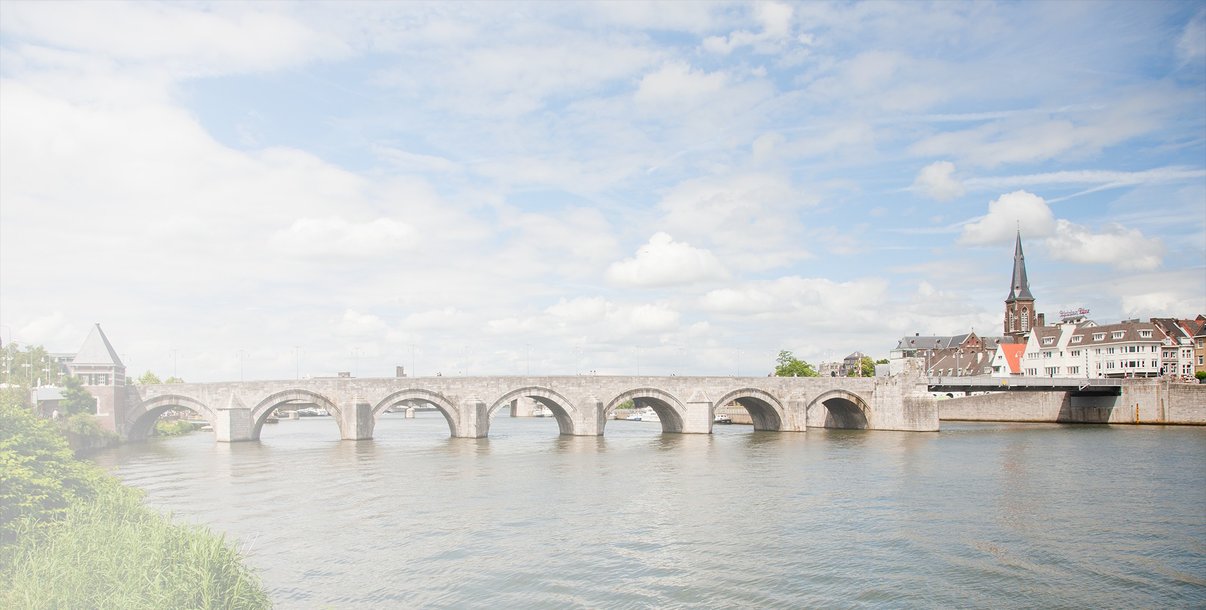 Foto van de oude Maasbrug in Maastricht